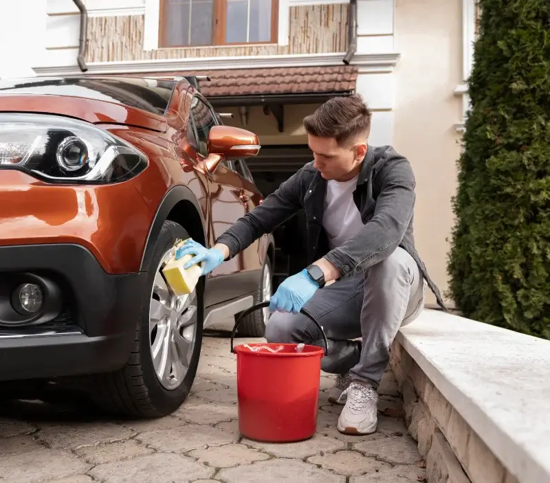 Lavage auto à domicile Le Lauzet-Ubaye : professionnel intervenant sur un véhicule
